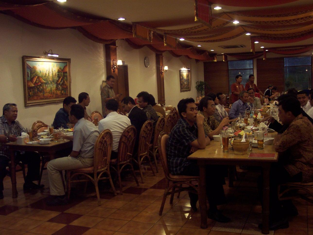 Makan malam bersama pengurus Ikatan Alumni Jurusan bersama Pengurus Endowment Fund ITB dalam rangka Diskusi Endowment Fund untuk ITB dan untuk Jurusan/Program Studi