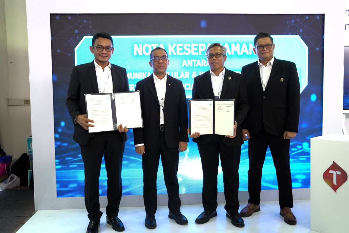 Rektor Tandatangani Nota Kesepahaman ITB dan PT Telekomunikasi Selular untuk Kerja Sama AI Innovation Hub