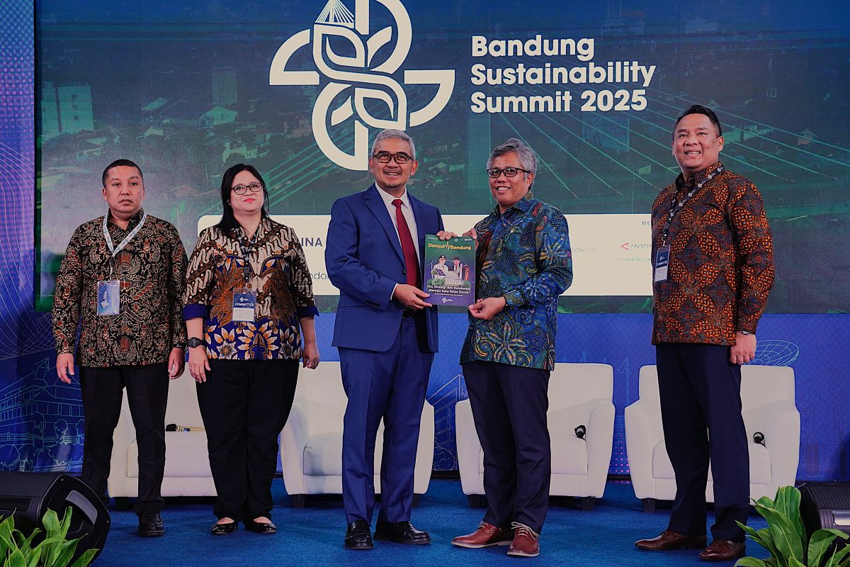 Rektor Serahkan Buku Denyut Bandung kepada Wali Kota Bandung