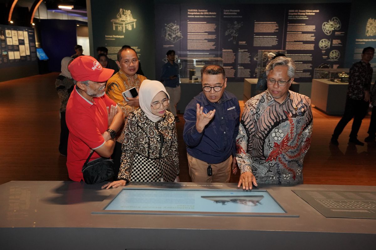 Rektor dan Ketua Komisi X DPR RI Kunjungi Museum ITB, Apresiasi Teknologi Interaktif