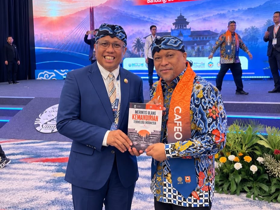 Rektor ITB Serahkan Buku 
