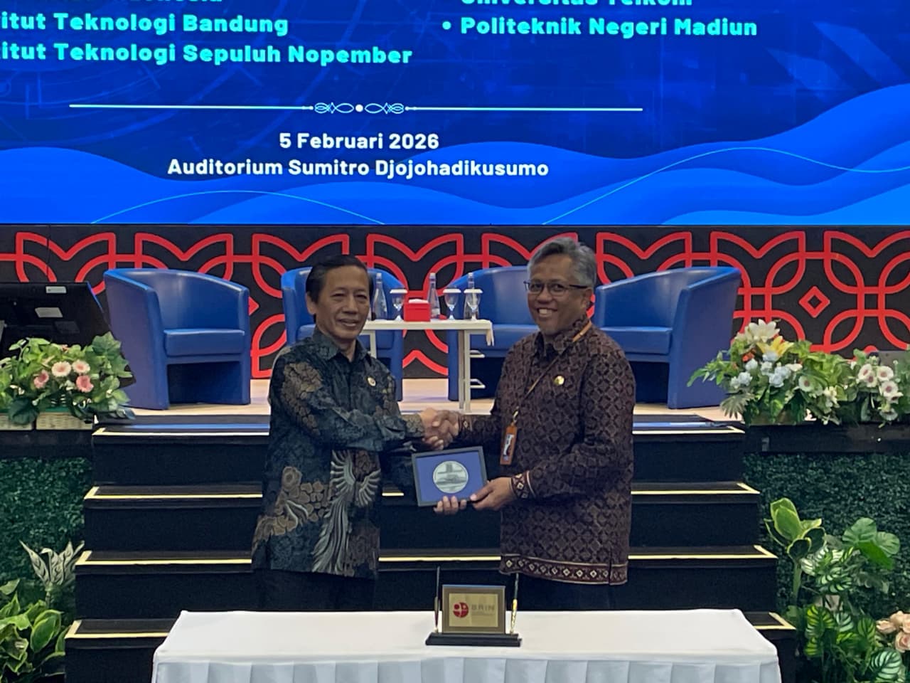 Rektor ITB Tandatangani Naskah Kerja Sama antara BRIN dengan PT INKA dan Konsorsium Kereta Cepat Merah Putih