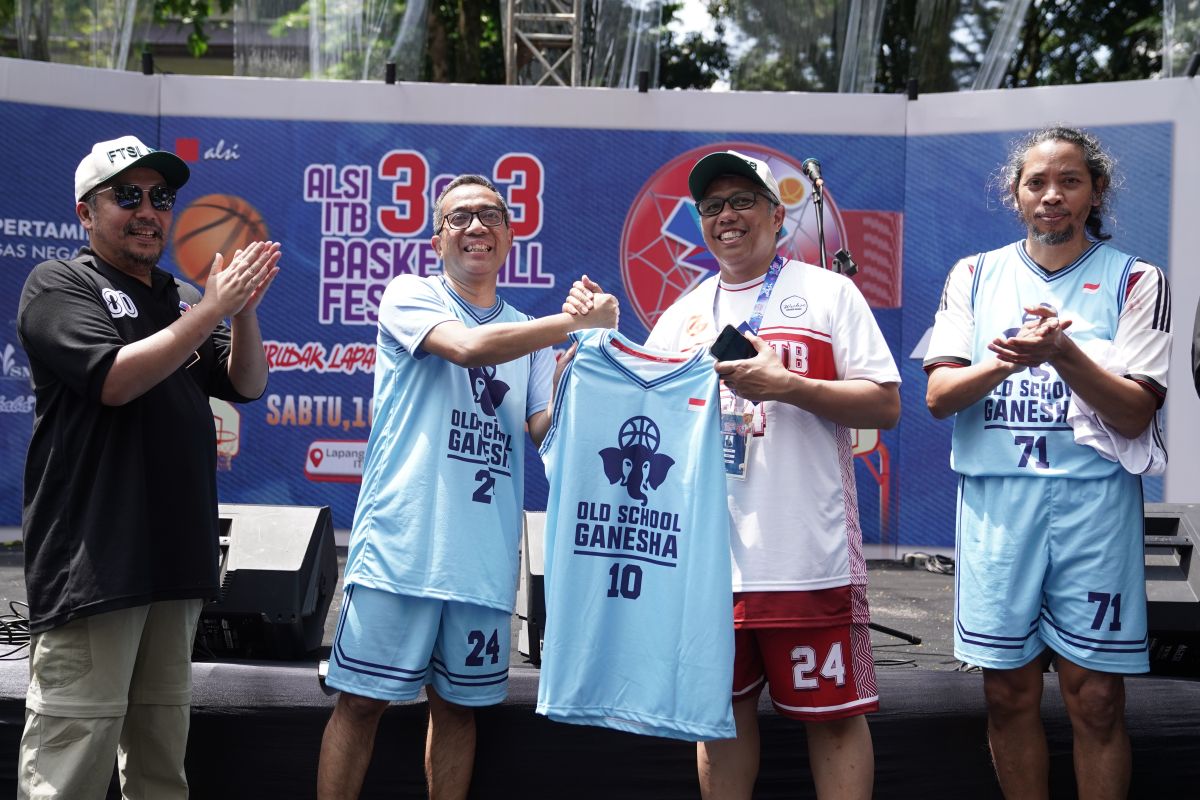 Menteri Diktisaintek dan Rektor ITB Berpartisipasi di ALSI ITB 3 on 3 Basketball Festival 2025