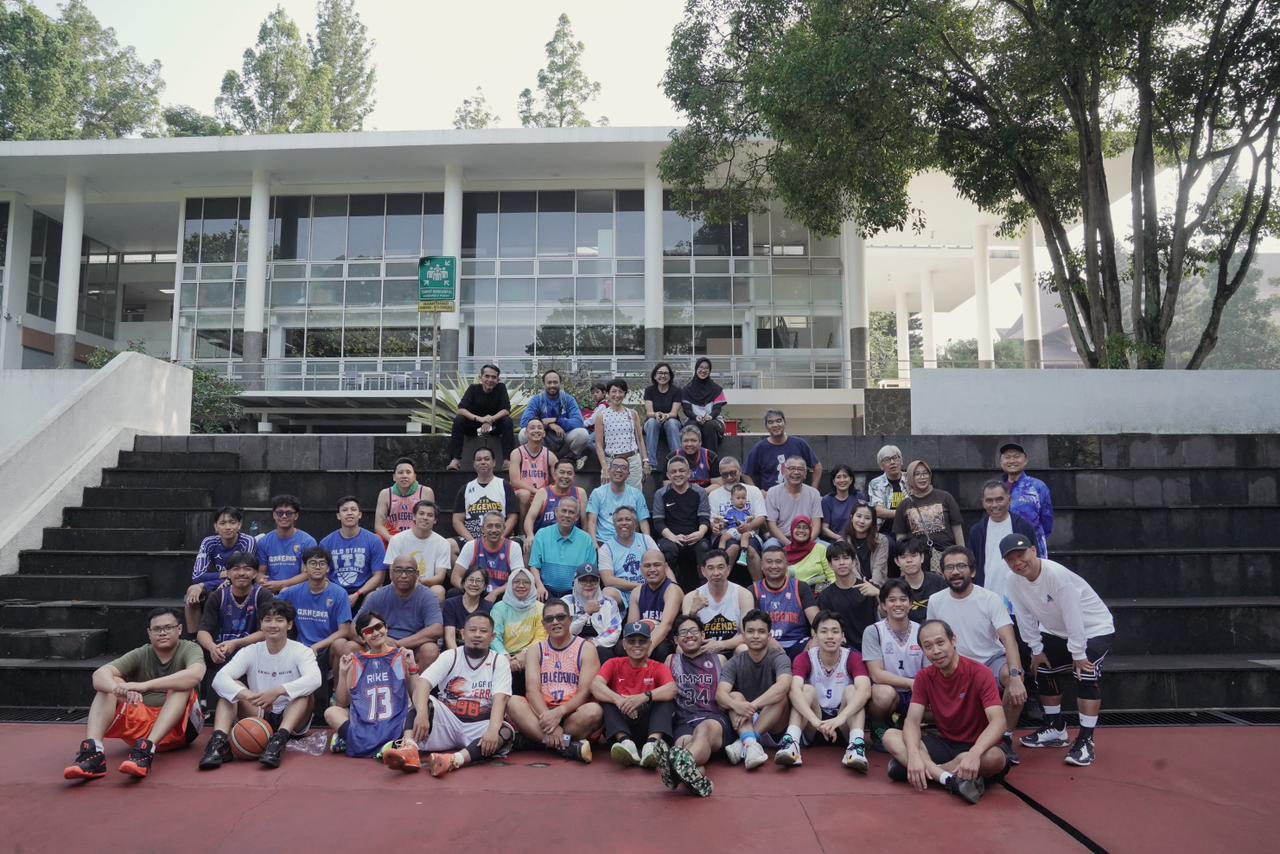 Rektor, Mendiktisaintek, Ketua Dewan Komisioner LPS, Alumni dan Mahasiswa Olahraga Basket Bersama di Kampus ITB
