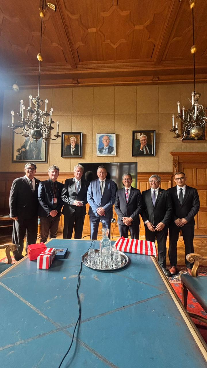 Rektor ITB Bersilaturahmi dengan Presiden University of Groningen dan Mahasiswa Indonesia di Belanda