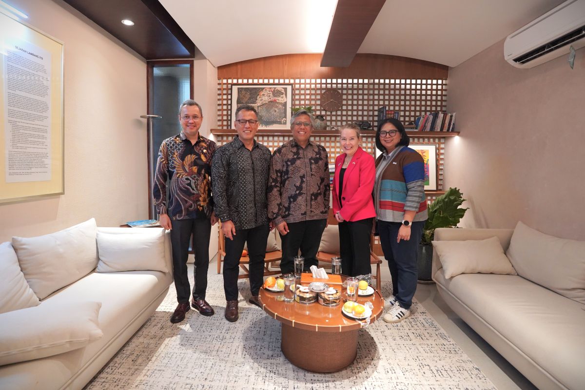 Rektor ITB Gelar Pertemuan dengan Vice President of Government Affairs Intel Corporation