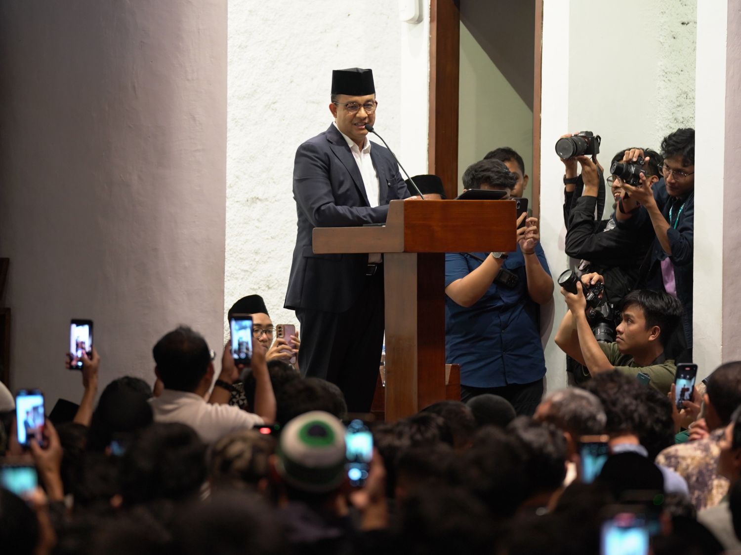 ceramah-tarawih-anies-baswedan-membangun-demokrasi-melalui-pemikiran-kritis-di-masjid-salman-itb