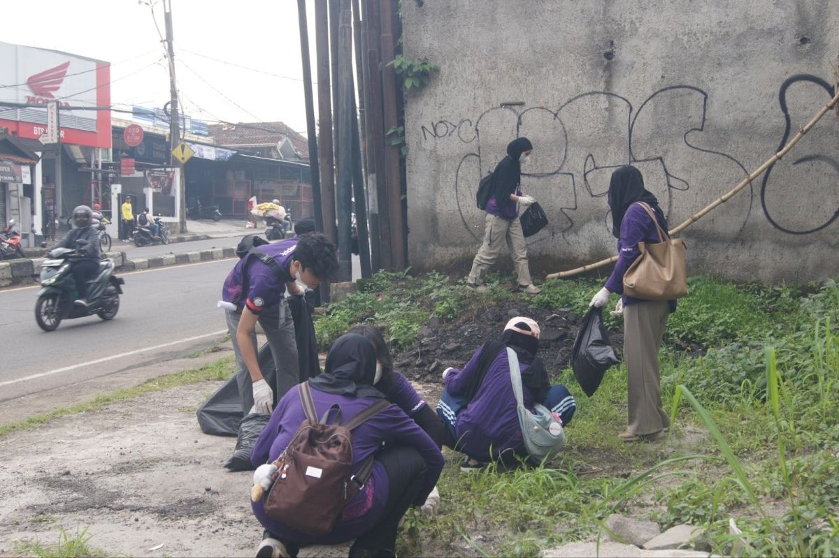 mahasiswa-sappk-itb-dan-warga-gelar-clean-up-di-desa-cibeusi-jatinangor