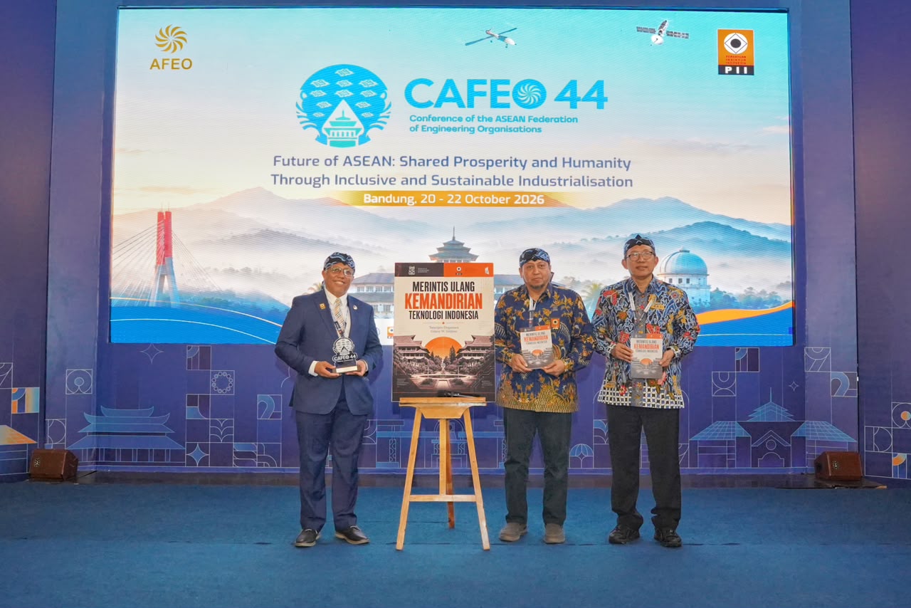rektor-itb-luncurkan-buku-merintis-ulang-kemandirian-teknologi-indonesia-dalam-cafeo-44