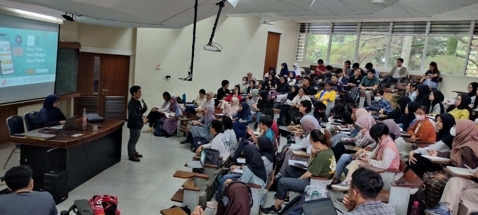 kuliah-tamu-pengetahuan-lingkungan-itb-bahas-inovasi-pengelolaan-food-waste-di-indonesia-melalui-start-up-surplus