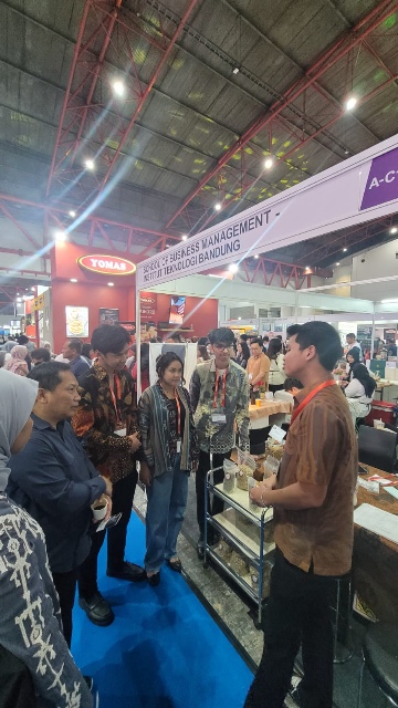 120-mahasiswa-program-international-bisnis-sbm-itb-jadi-exhibitor-pameran-food-beverage-indonesia-2024-di-jiexpo-kemayoran