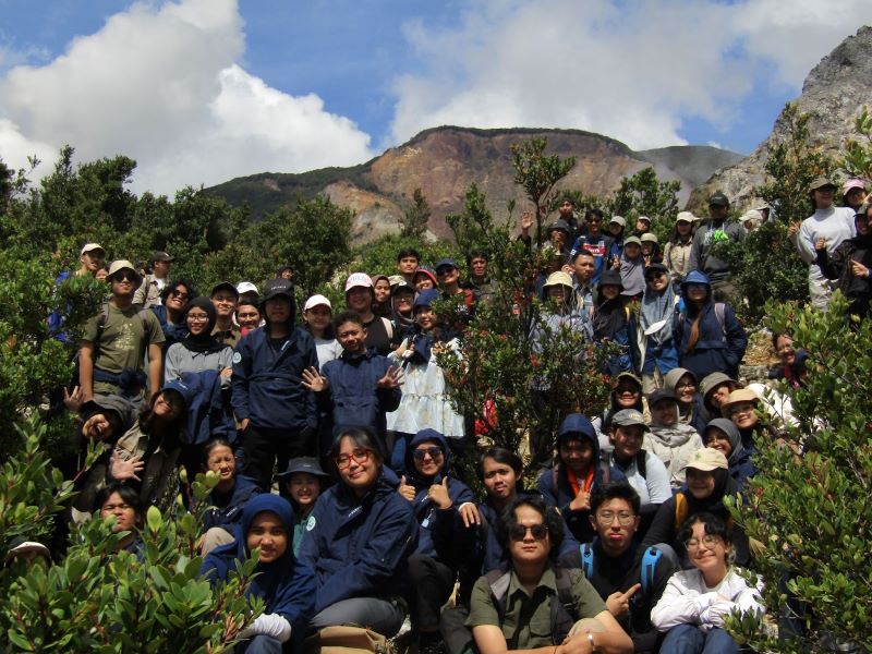 mahasiswa-rekayasa-kehutanan-itb-eksplorasi-ekosistem-hutan-tropika-di-gunung-papandayan