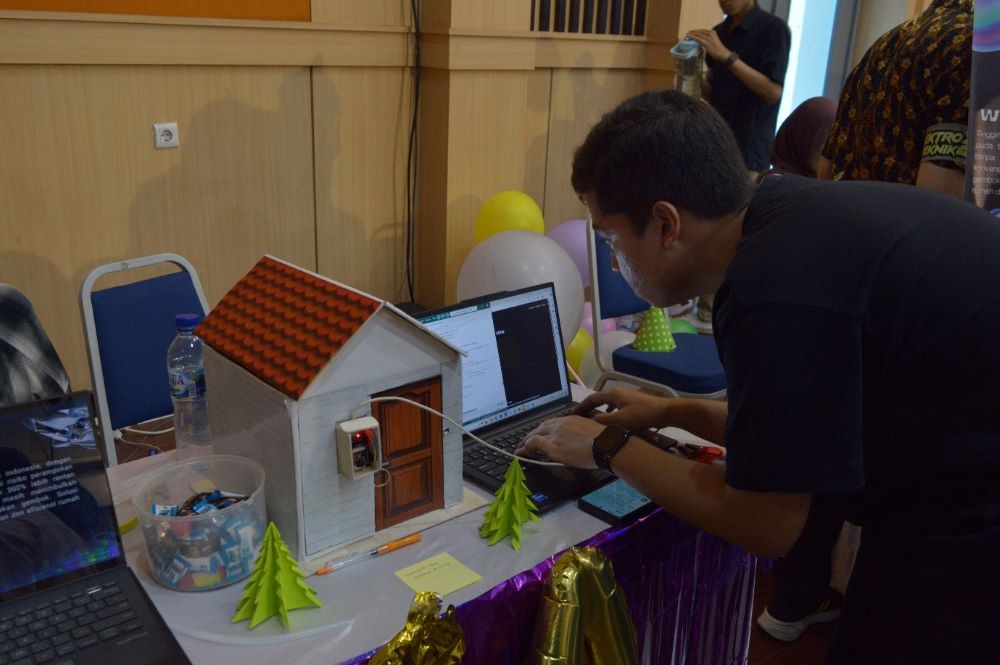 kainotech-pameran-inovasi-teknologi-microcontroller-karya-mahasiswa-elektroteknik-angkatan-2023