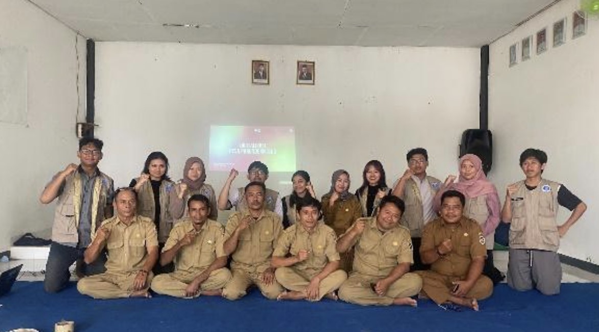 kelompok-14-kkn-itb-dorong-percepatan-digitalisasi-dan-reorganisasi-kelembagaan-desa-parungbanteng