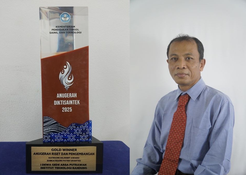 itb-lecturer-dr-i-dewa-gede-arsa-putrawan-wins-gold-award-at-anugerah-diktisaintek-2025-through-sustainable-chemical-research-commercialization-innovation