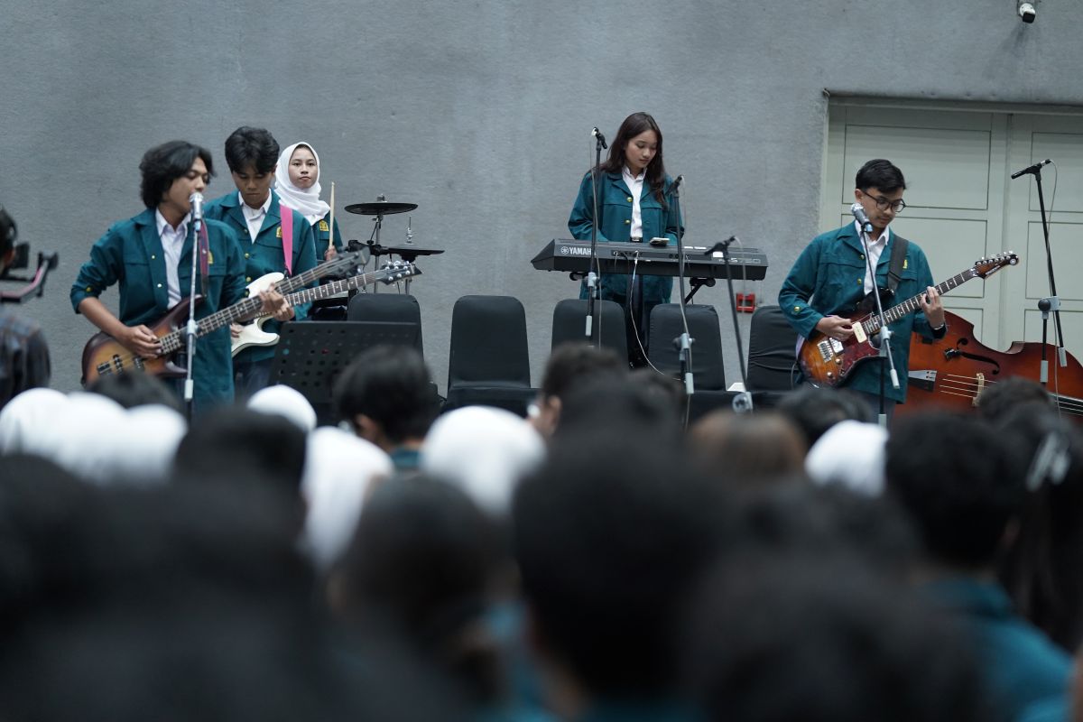 bersahabat-sejak-sma-masuk-itb-6-mahasiswa-baru-meriahkan-pmb-2025-lewat-alunan-musiknya