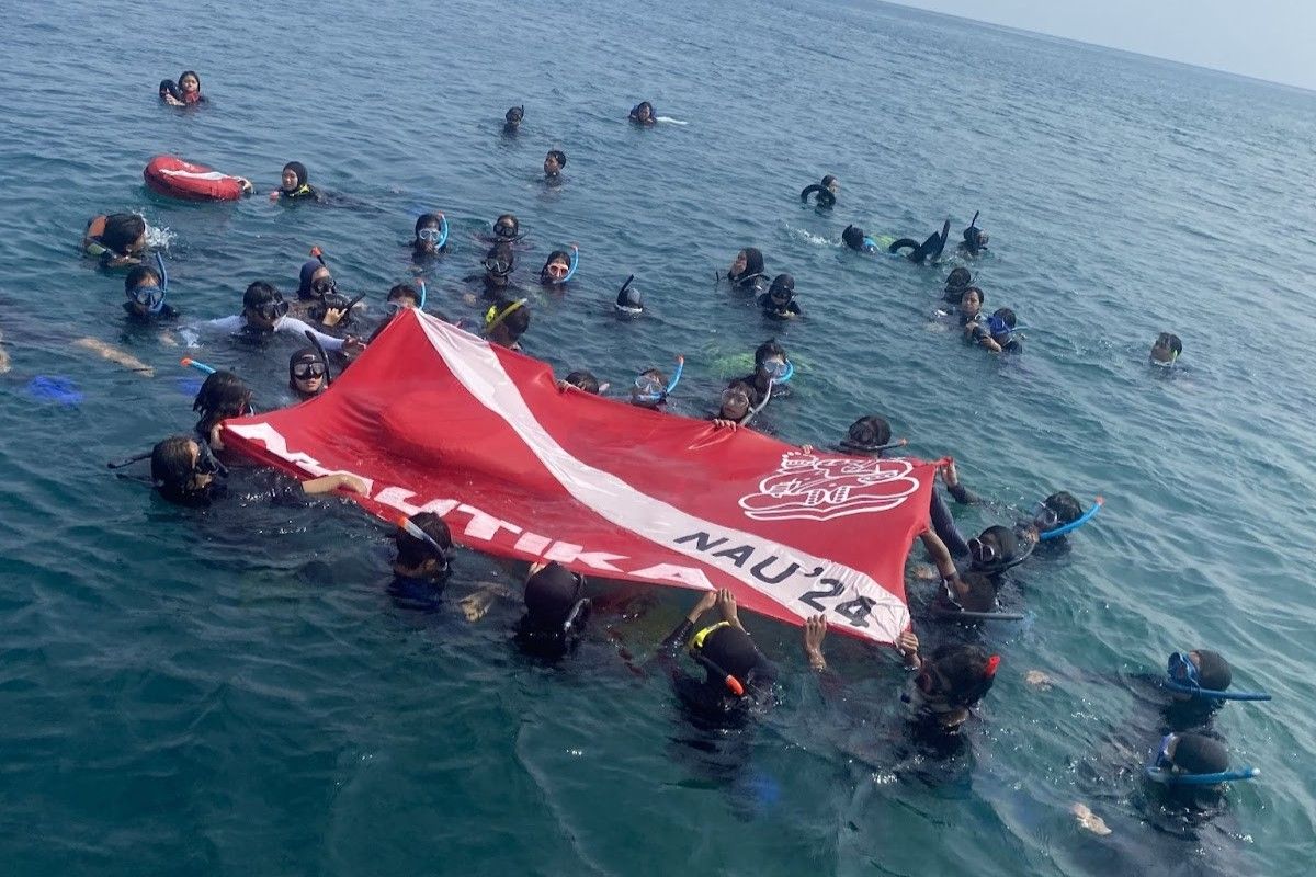 itbs-nautika-diving-unit-plants-3000-mangroves-on-tidung-island-during-open-water-training-introducing-conservation-to-new-members