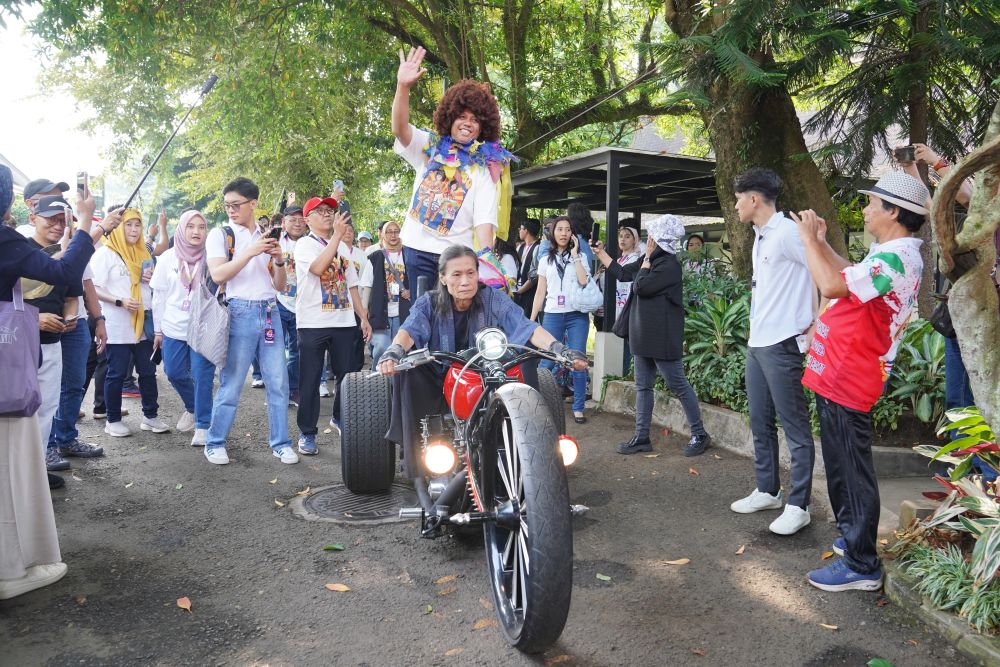 lebih-dari-200-ribu-pengunjung-padati-pasar-seni-itb-2025-dihadiri-wali-kota-bandung-hingga-menteri-pariwisata