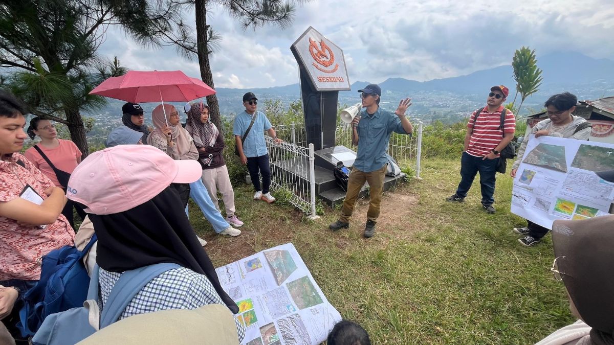 mahasiswa-pascasarjana-itb-dalami-dinamika-sesar-lembang-bersama-dr-astyka-pamumpuni