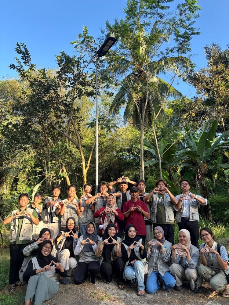 from-darkness-to-light-itb-kkn-2025-empowers-mandapajaya-through-solar-streetlights