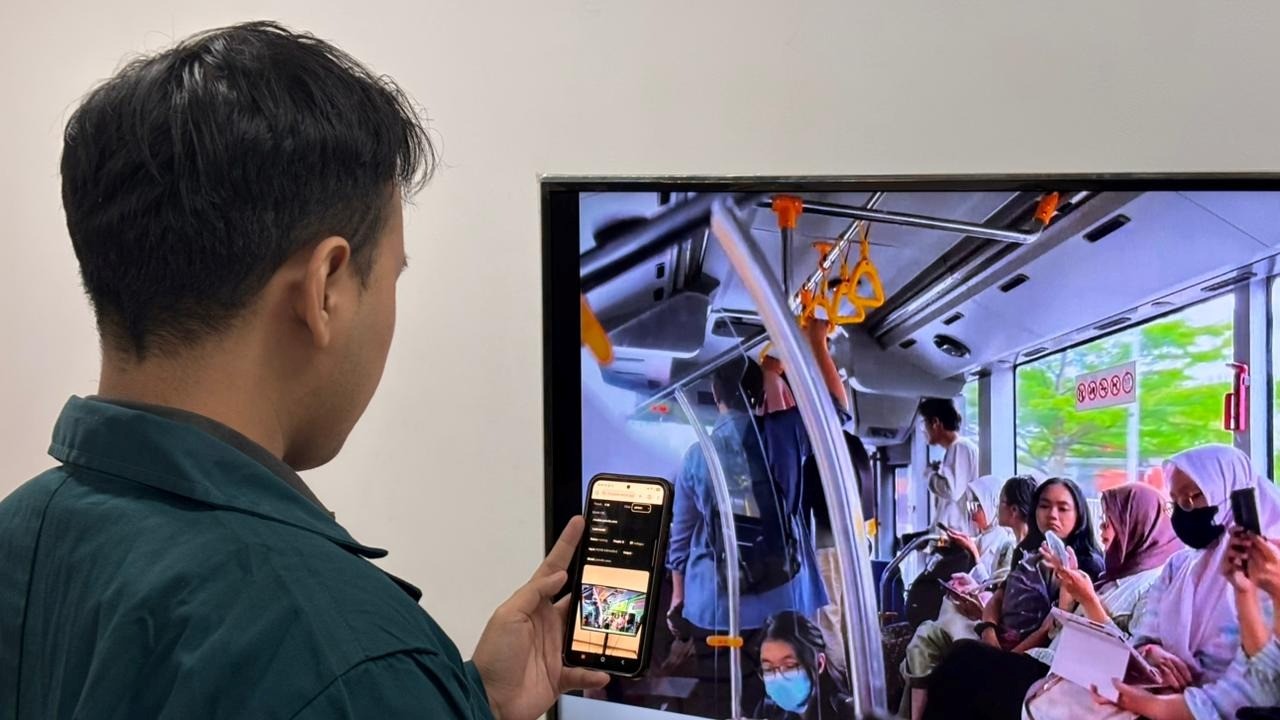 the-muridpaksoni-team-won-best-paper-at-gemastik-xvii-through-crowdease-innovation-an-ai-and-iot-based-public-transportation-density-detection-system