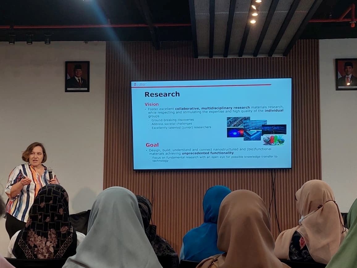 fmipa-itb-dri-itb-hold-guest-lecture-with-prof-katja-loos-from-the-university-of-groningen-discussing-international-collaboration-in-macromolecular-chemistry