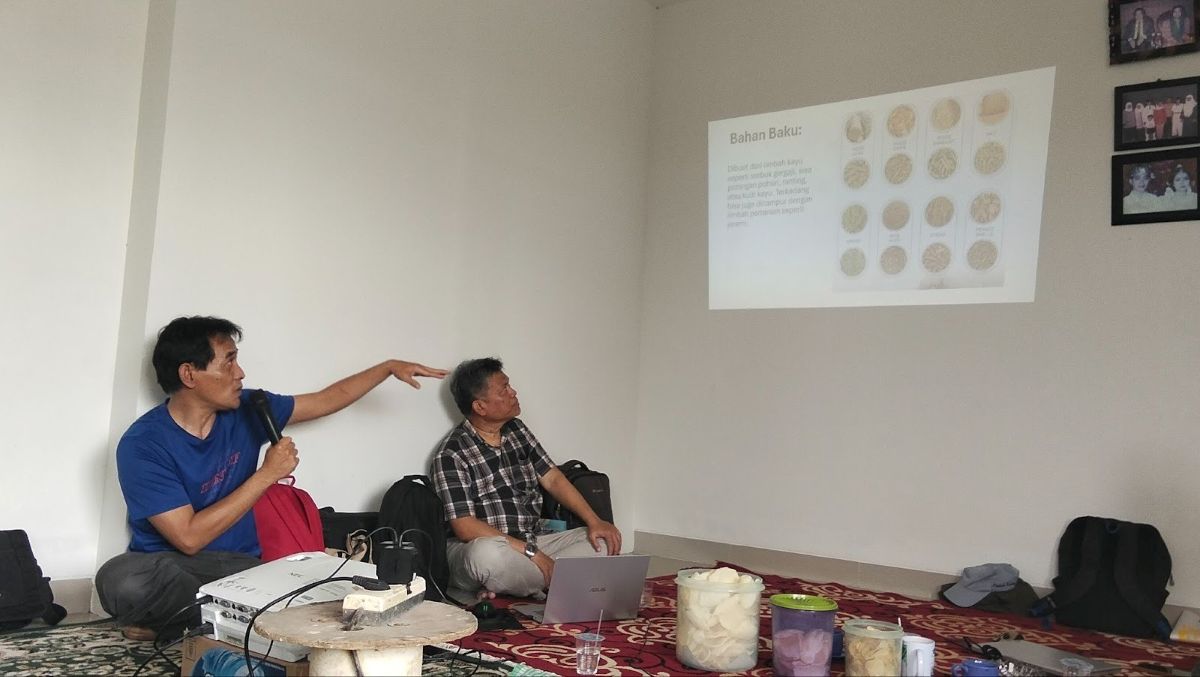 sith-itb-guides-ciamis-residents-in-producing-wood-pellets-from-sawdust-waste