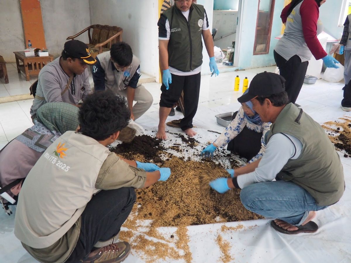 mahasiswa-itb-kenalkan-pertanian-organik-terpadu-atasi-kekeringan-dan-kerusakan-tanah-di-mandapajaya-kuningan