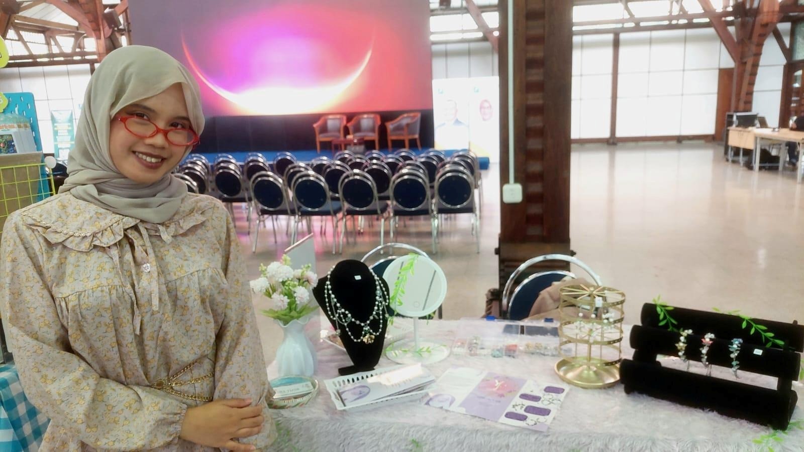 yura-fleur-aksesoris-handmade-floral-karya-mahasiswa-itb-yang-lembut-imajinatif-dan-penuh-warna