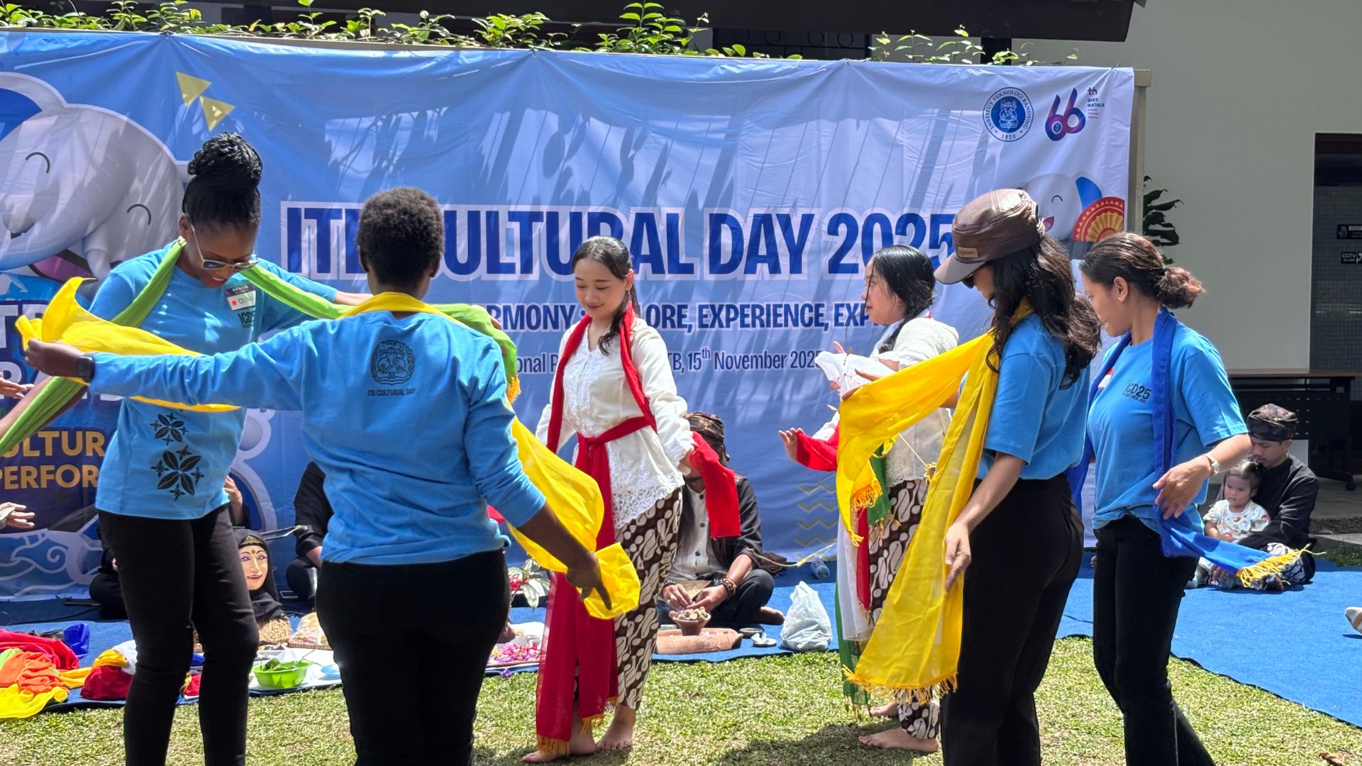itb-cultural-day-2025-perkenalkan-keberagaman-budaya-indonesia-kepada-mahasiswa-internasional
