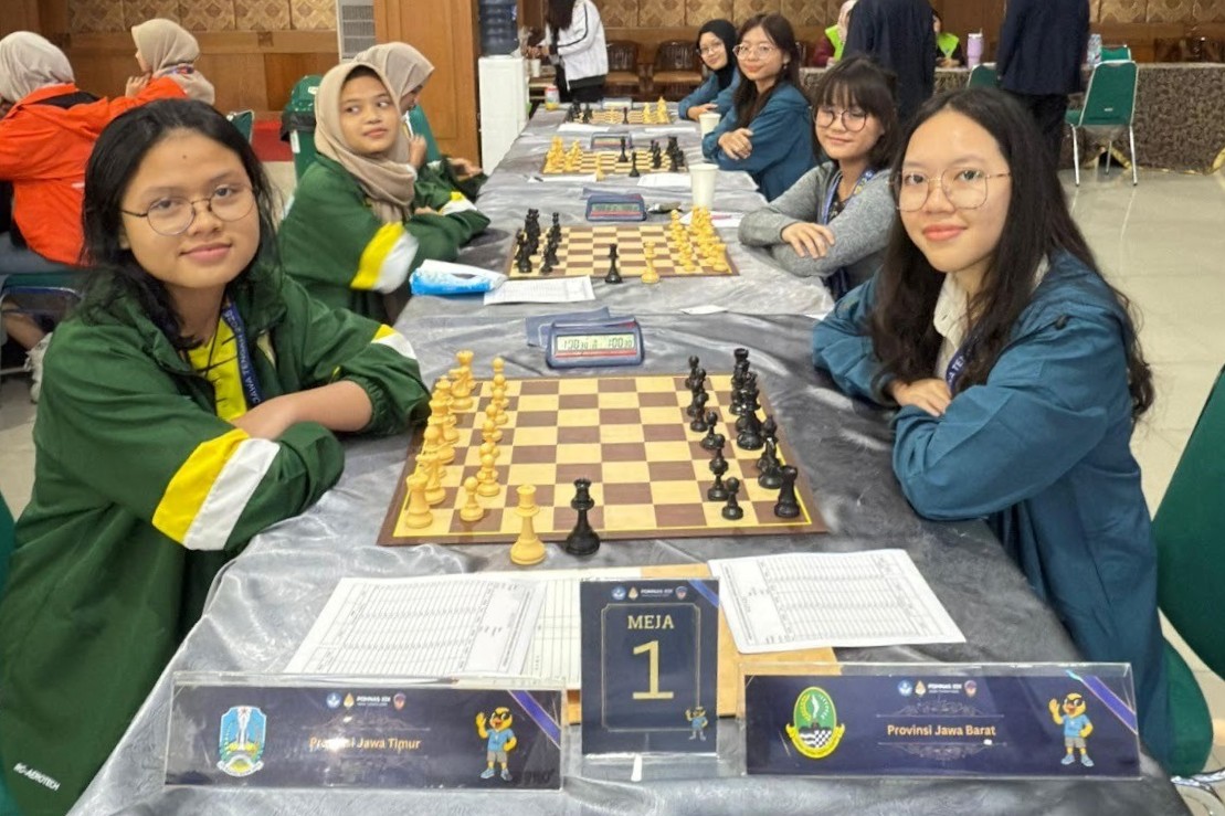 2-mahasiswi-itb-raih-emas-di-pomnas-xix-2025-cabang-catur-beregu-putri