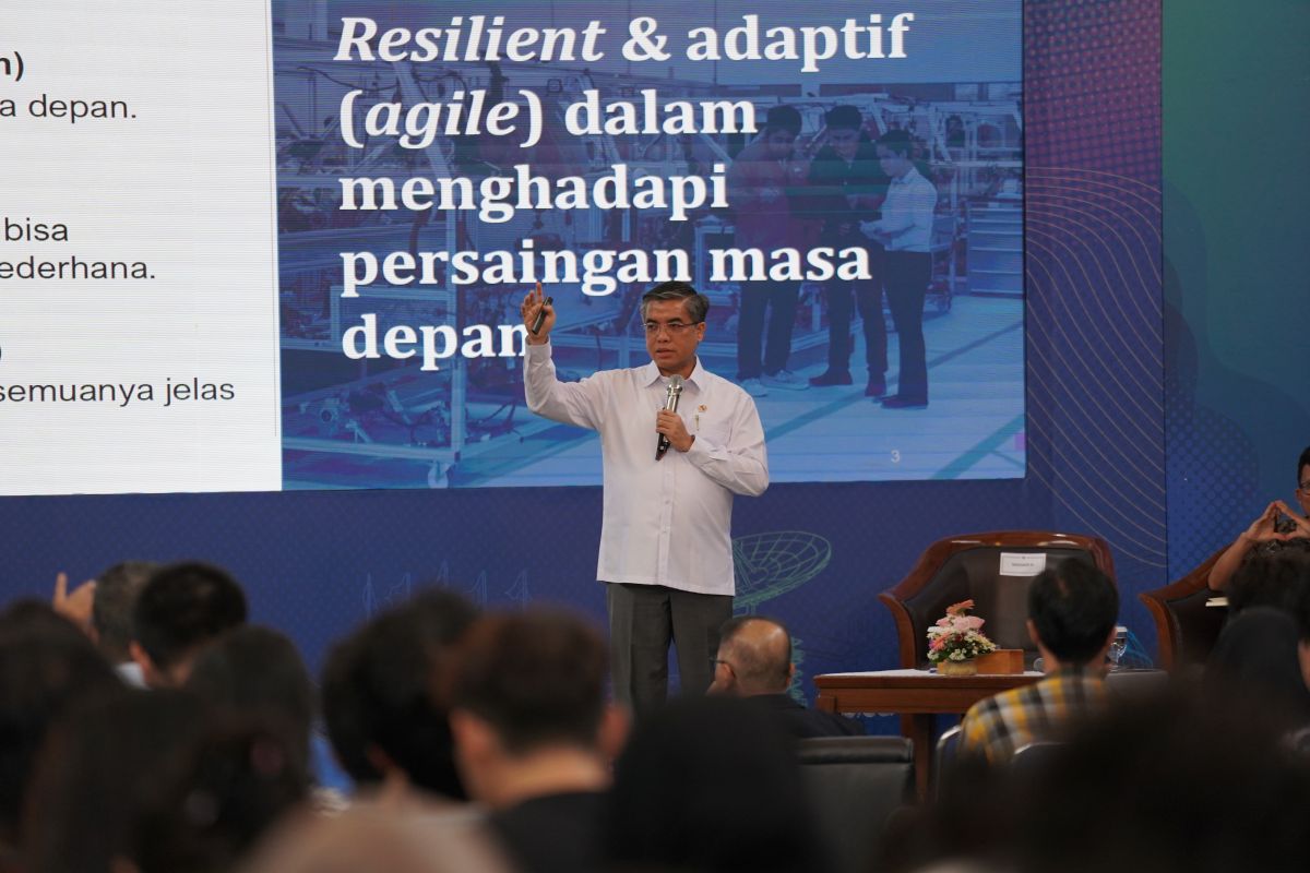 studium-generale-itb-kemnaker-prof-yassierli-dorong-mahasiswa-itb-siap-hadapi-transformasi-dunia-kerja