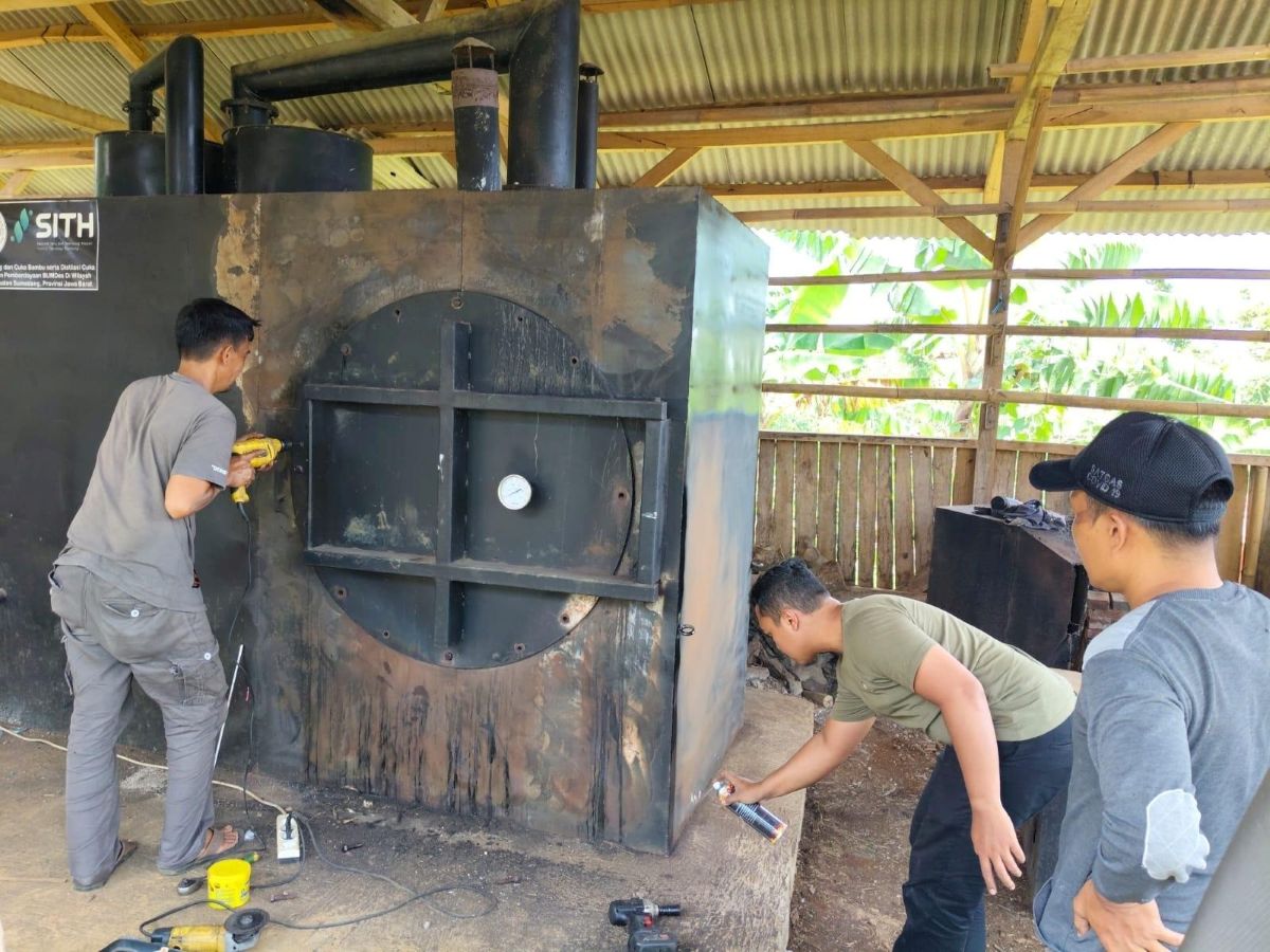 sith-itb-dampingi-bumdes-cibugel-olah-bambu-haur-menjadi-arang-dan-cuka-bernilai-ekonomi