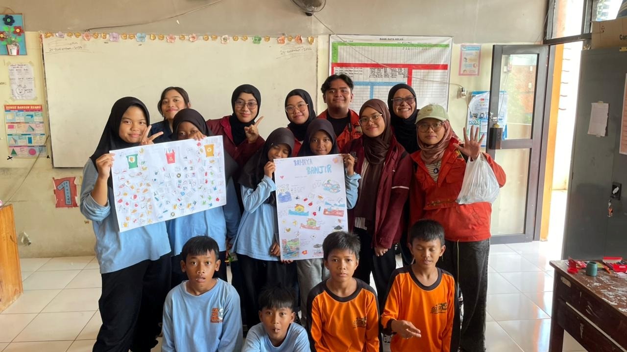 kolaborasi-2-himpunan-mahasiswa-itb-ajak-siswa-sdn-cangkol-mengenal-isu-sampah-dan-banjir-rob-lewat-edukasi-interaktif