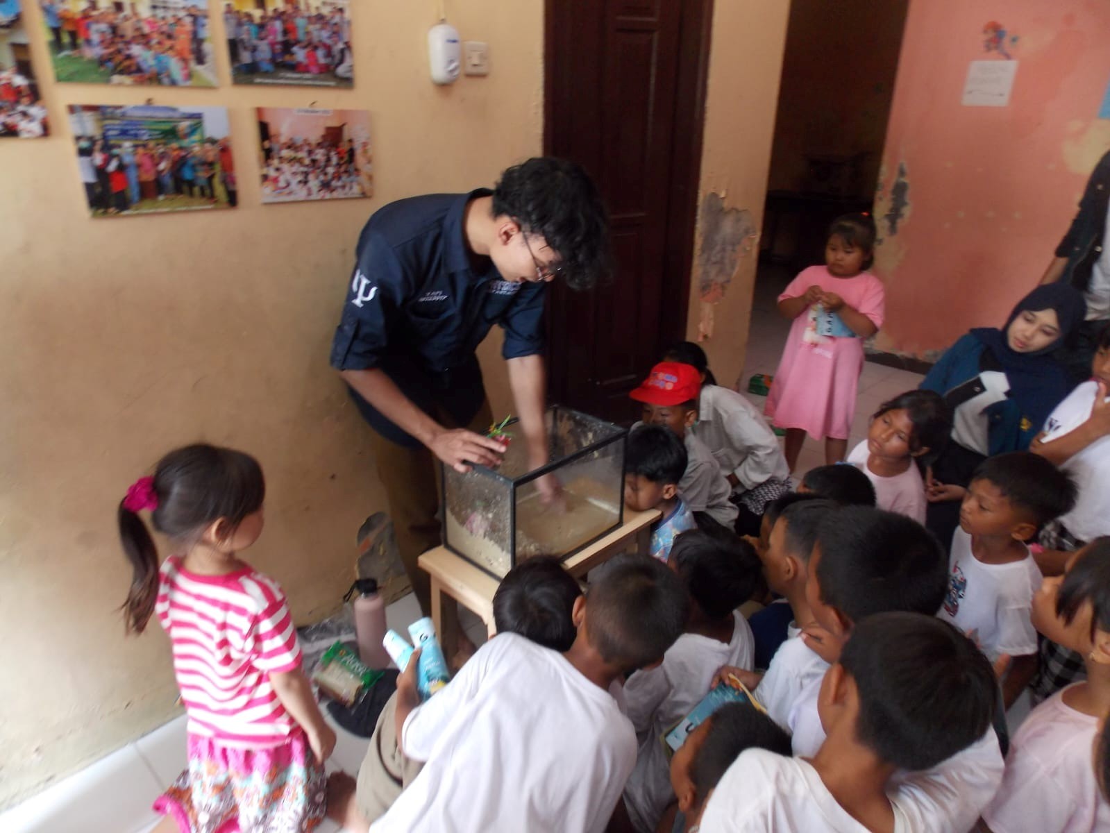 pengabdian-masyarakat-himafi-dan-kmkl-itb-tanam-mangrove-perkuat-proteksi-pesisir-karawang-dari-abrasi