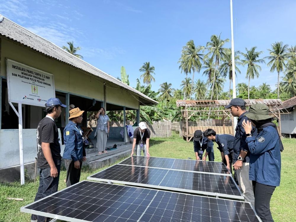 mahasiswa-itb-hadirkan-listrik-tenaga-surya-di-pulau-sangiang