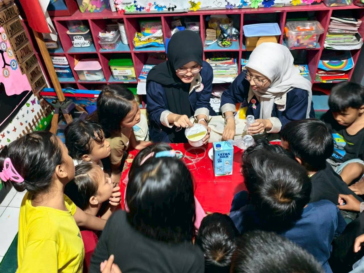 mahasiswa-itb-kenalkan-pemanfaatan-mikroba-dalam-proses-fermentasi-kepada-anak-anak-yayasan-bagea