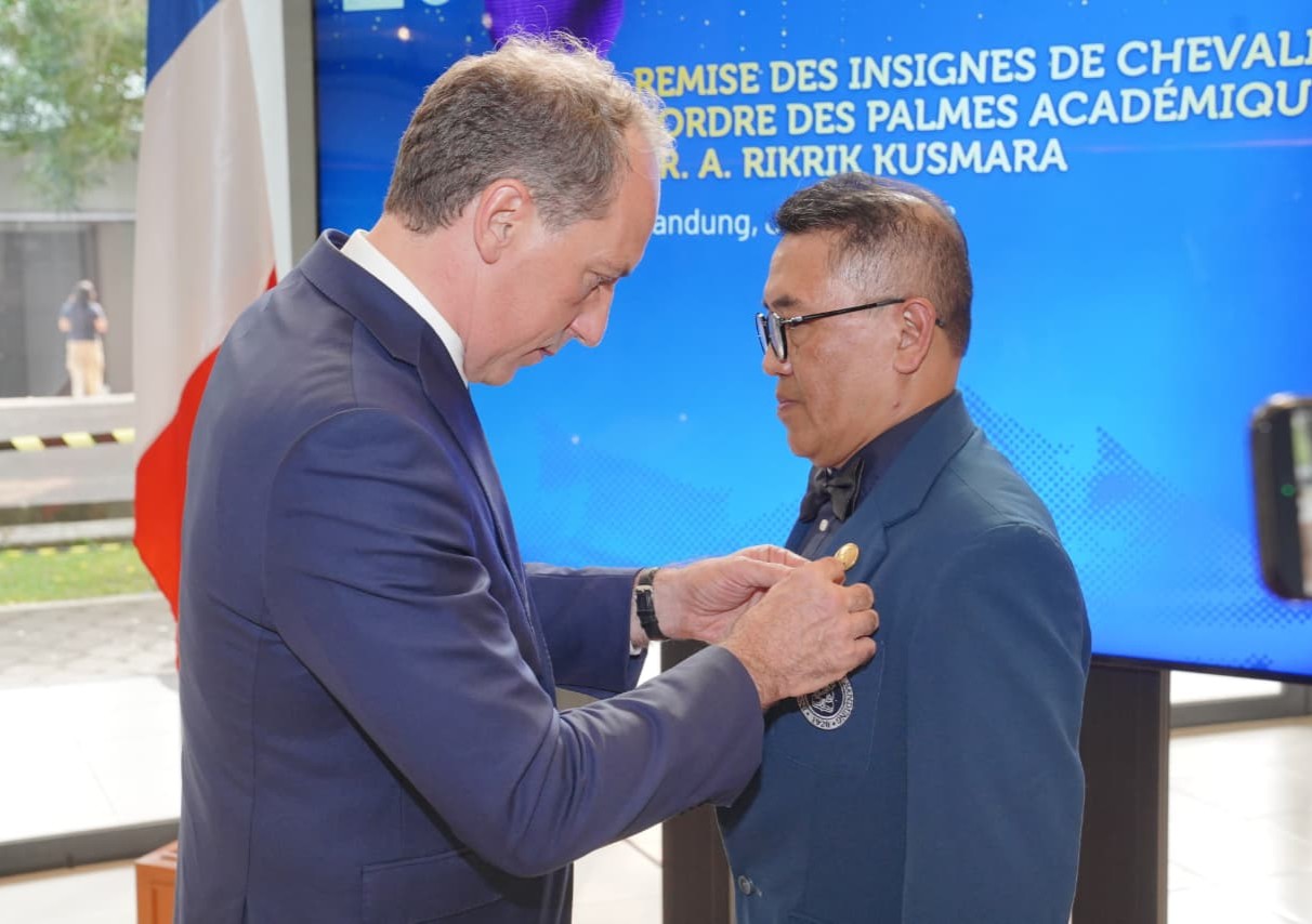 itb-vice-rector-dr-a-rikrik-kusmara-receives-one-of-the-french-governments-highest-honors