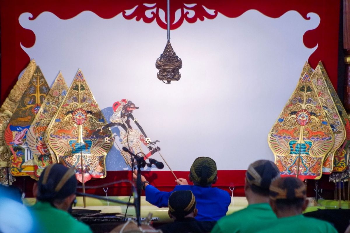 tiga-alumni-itb-tampil-sebagai-dalang-pstk-hidupkan-seni-budaya-jawa-melalui-amarta-binangun
