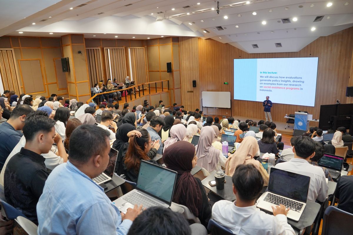 prof-ben-olken-dari-mit-bahas-peran-riset-untuk-kebijakan-publik-yang-tepat-sasaran-di-kuliah-umum-sbm-itb