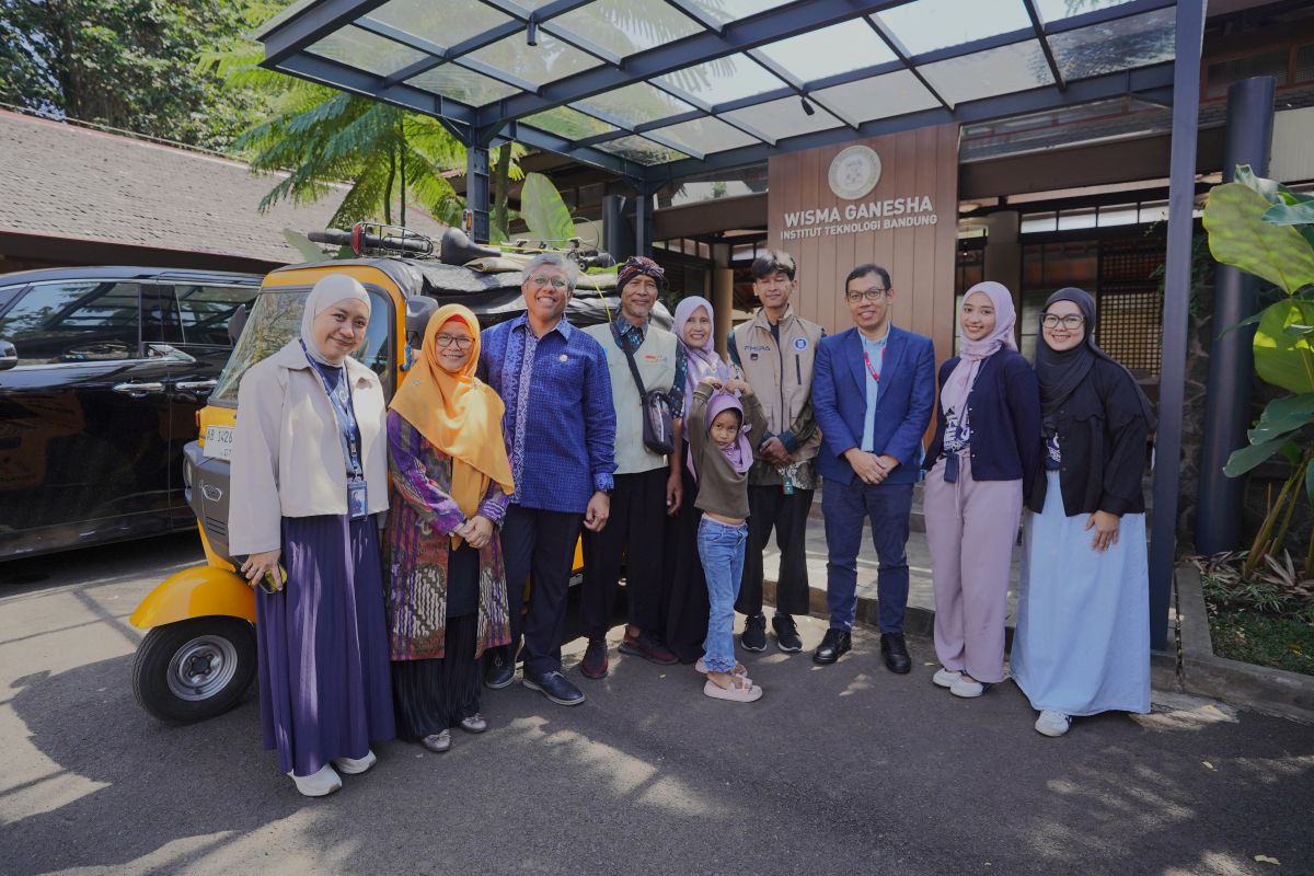 andromeda-putra-sopir-bajaj-tempuh-yogyakarta-bandung-24-jam-dengan-bajaj-untuk-berkuliah-di-itb