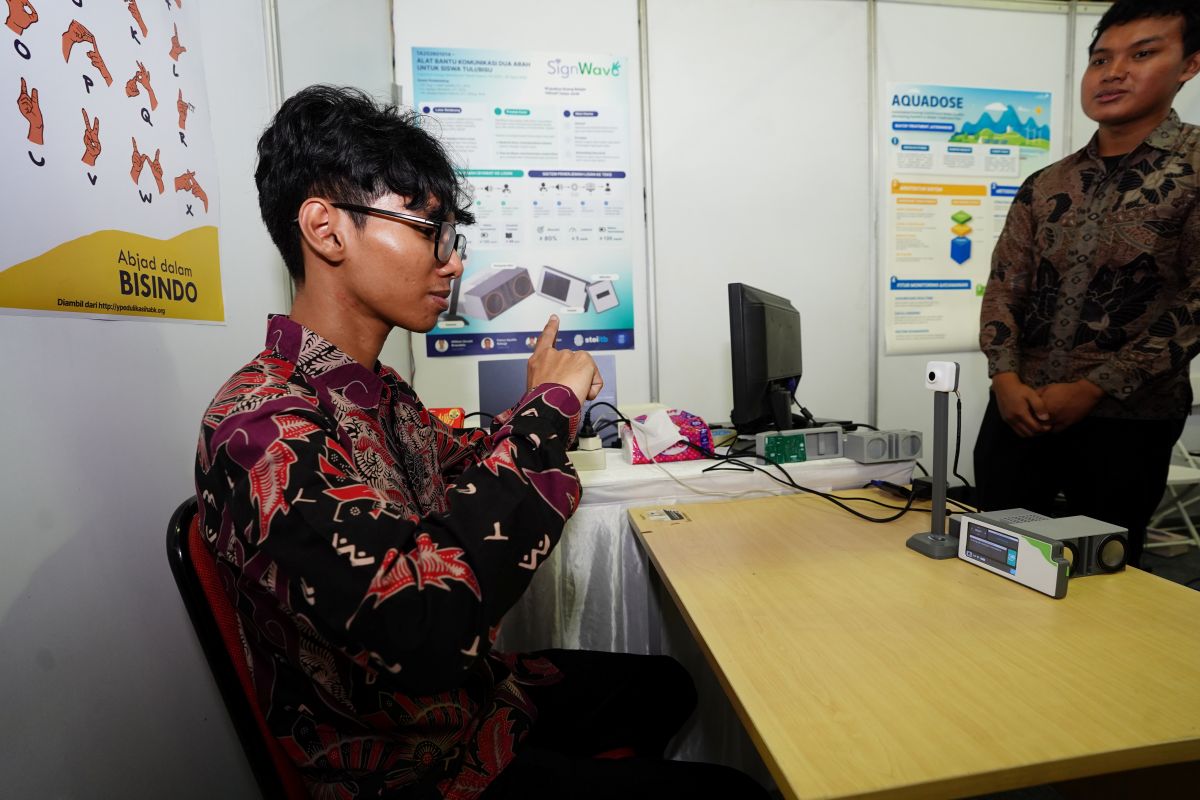 mahasiswa-itb-ciptakan-singwave-alat-komunikasi-siswa-tuli-bisu-untuk-permudah-belajar-di-sekolah-reguler
