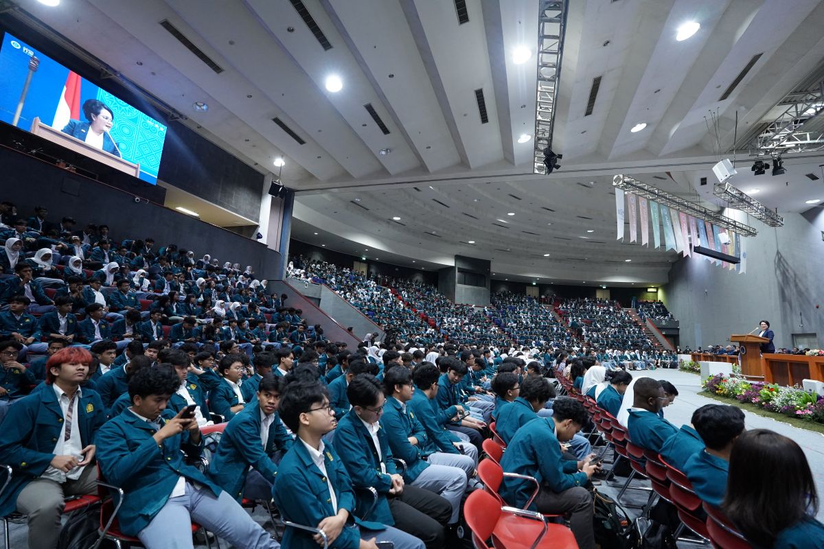 dany-amrul-ichdan-dan-veranita-yosephine-motivasi-mahasiswa-baru-itb-2026-menjadi-pemimpin-adaptif-dan-berdampak