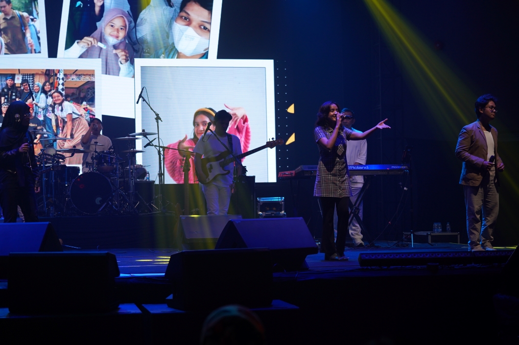 rektor-itb-berkolaborasi-di-panggung-tribute-to-queen-untuk-dukung-dana-lestari