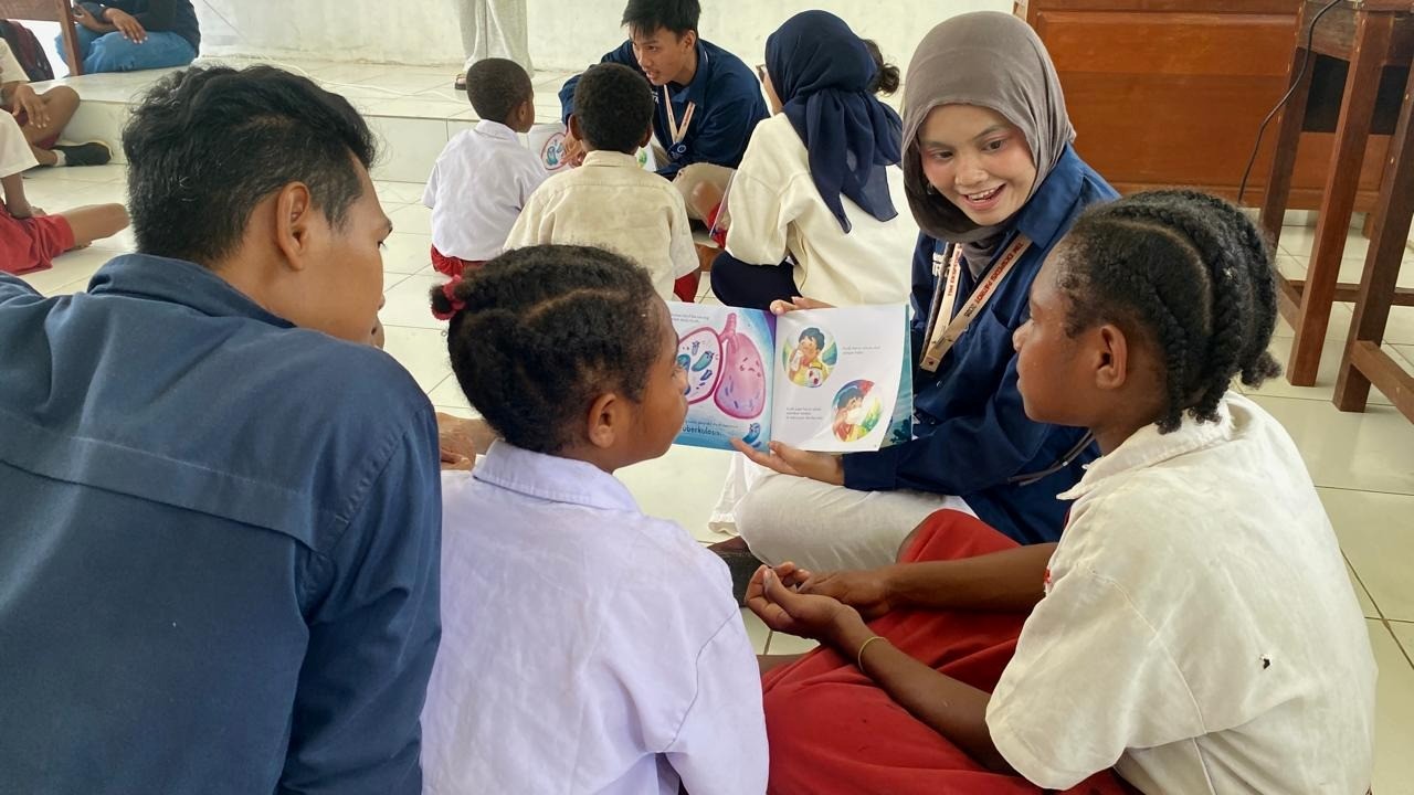 Tim 12 dan 15 TEP ITB Kenalkan Pencegahan TBC dan PHBS melalui Buku Cerita dan Video Edukasi kepada Siswa SD di Distrik Yapsi, Papua