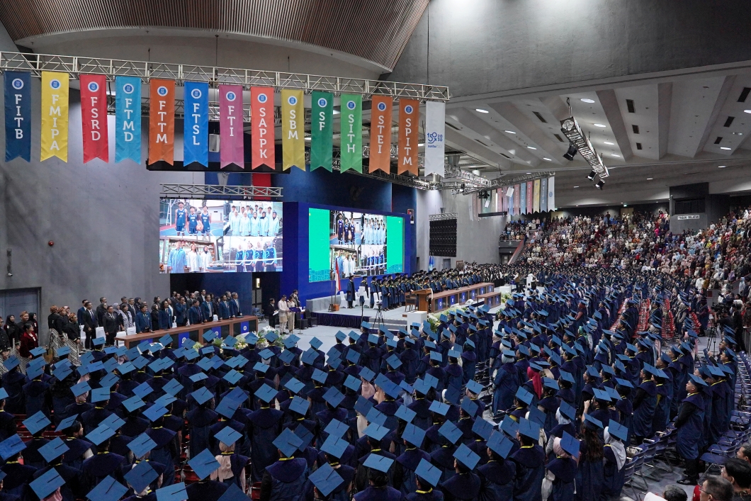 ITB Luluskan 3.042 Wisudawan, Rektor Tekankan Pentingnya Ilmu yang Berintegritas