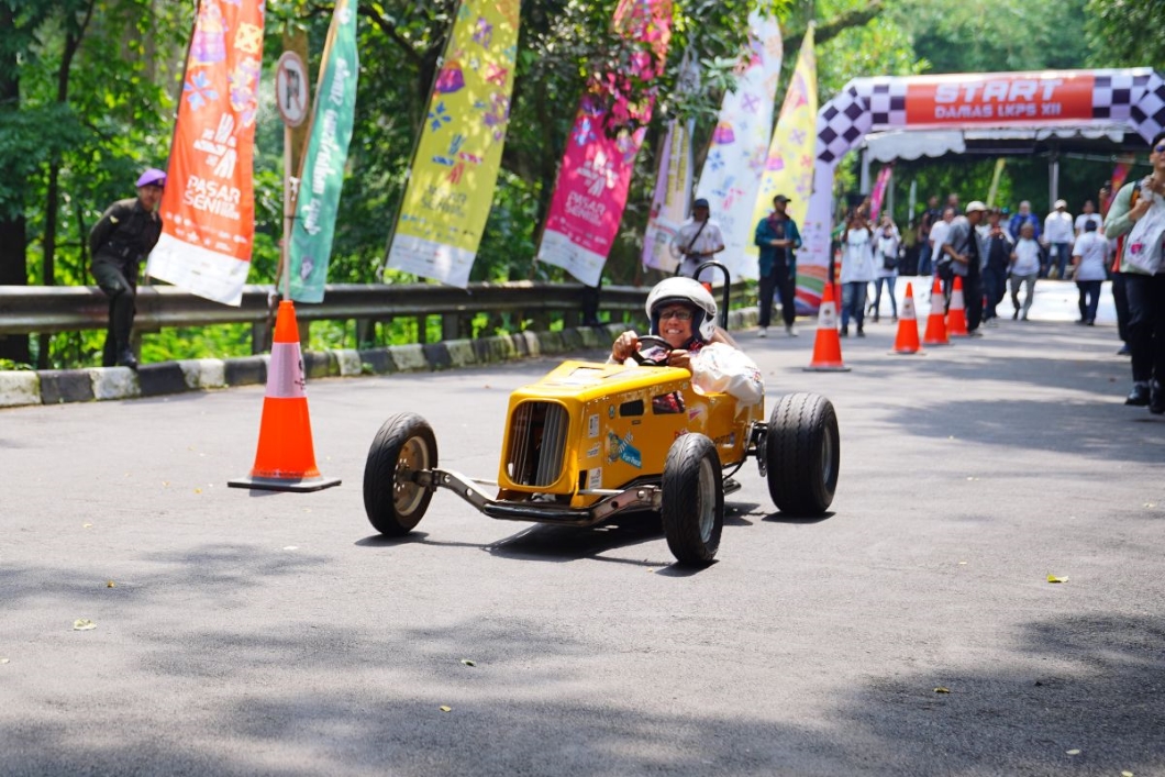 pasar-seni-itb-hari-pertama-rektor-itb-melaju-dengan-kereta-peti-sabun