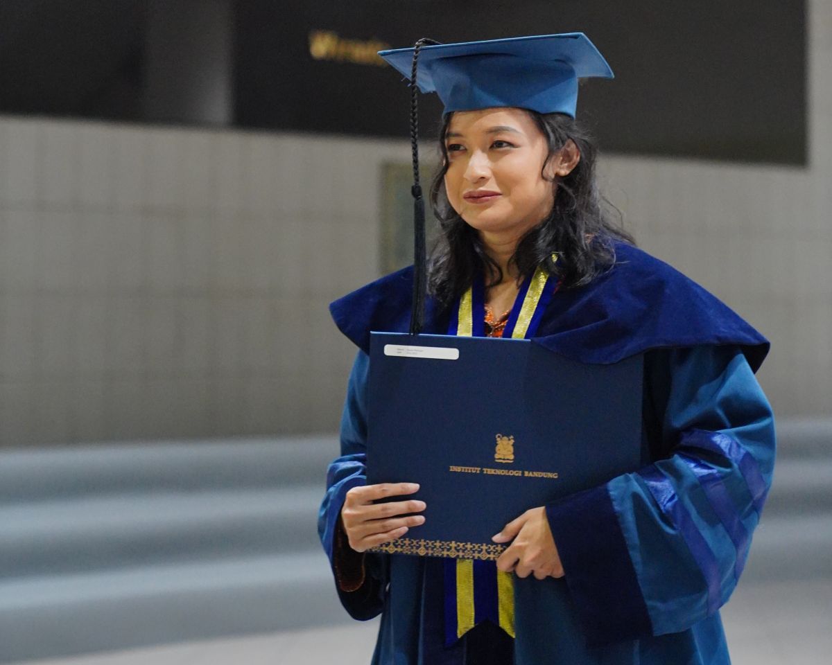 jessie-manopo-wisudawan-doktor-termuda-itb-raih-gelar-fisika-di-usia-25-tahun