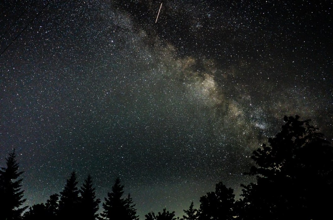 ketika-langit-malam-tak-lagi-gelap-hujan-meteor-perseid-dan-ancaman-di-tengah-polusi-cahaya
