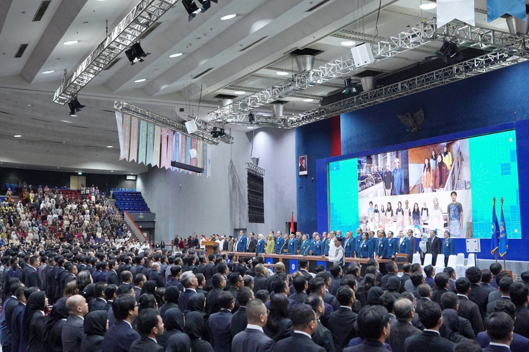 ITB Lantik 866 Lulusan Profesi, Emil Dardak Raih Penghargaan Lulusan Terbaik